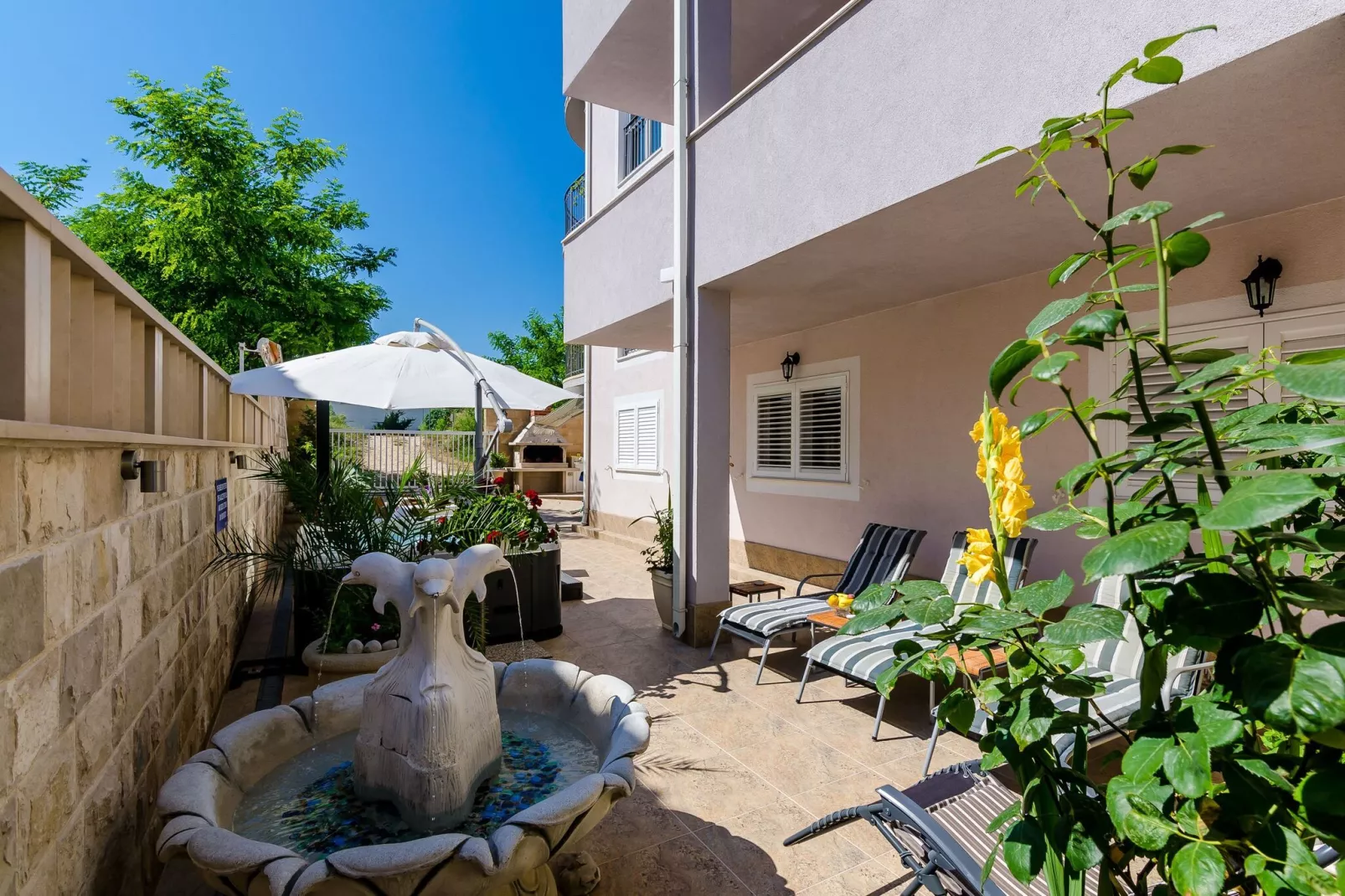 Apartments Villa Aura - Comfort Studio Apartment 8 with shared swimming pool-Terras
