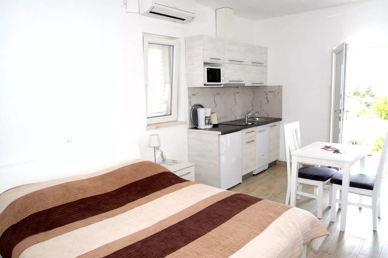Villa Samba - Studio with Terrace and Sea View - gasi se-Woonkamer
