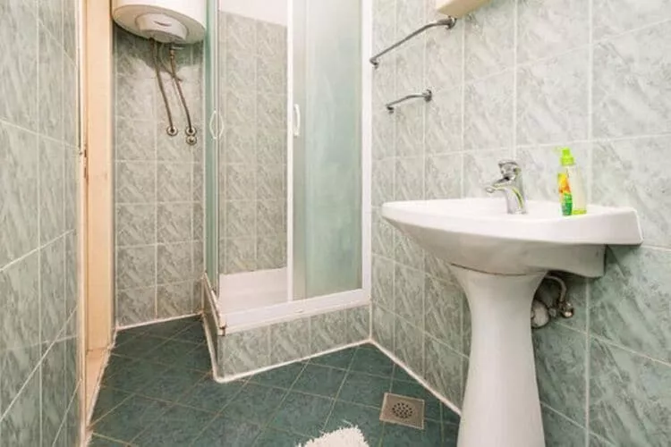 Rooms Kisic - Twin Room with Shared Bathroom-Badkamer