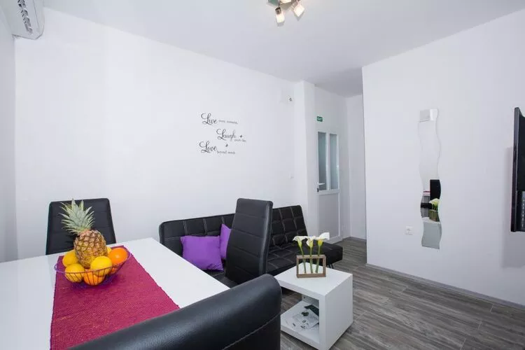 Villa Roza - One-Bedroom Apartment with Balcony-Woonkamer