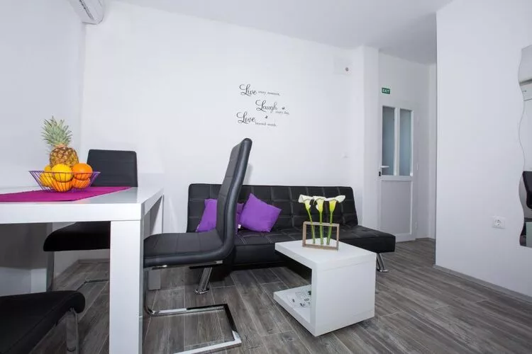 Villa Roza - One-Bedroom Apartment with Balcony-Eetkamer
