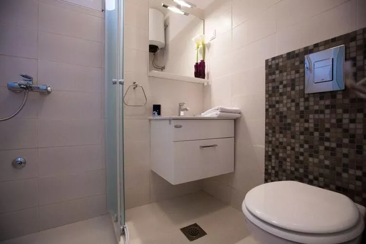 Villa Roza - One-Bedroom Apartment with Balcony-Badkamer