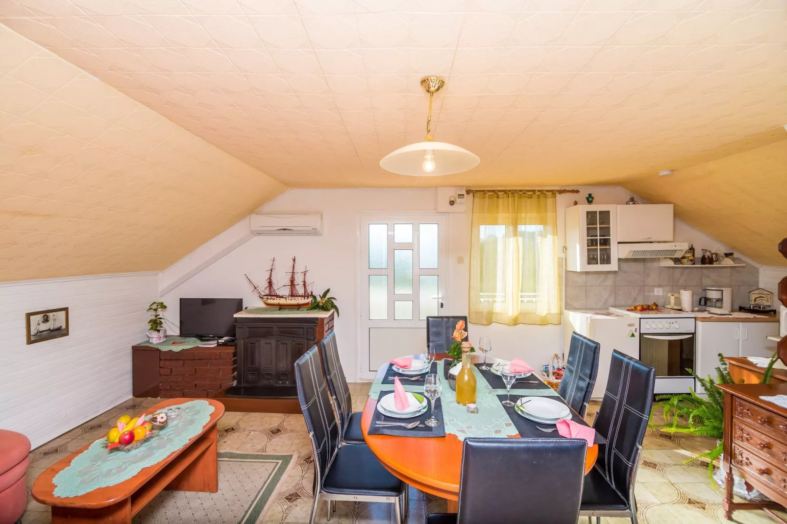 Villa Desin - Three Bedroom Apartment with Terrace and Garden View-Eetkamer