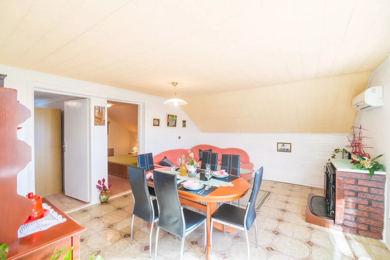 Villa Desin - Three Bedroom Apartment with Terrace and Garden View-Eetkamer