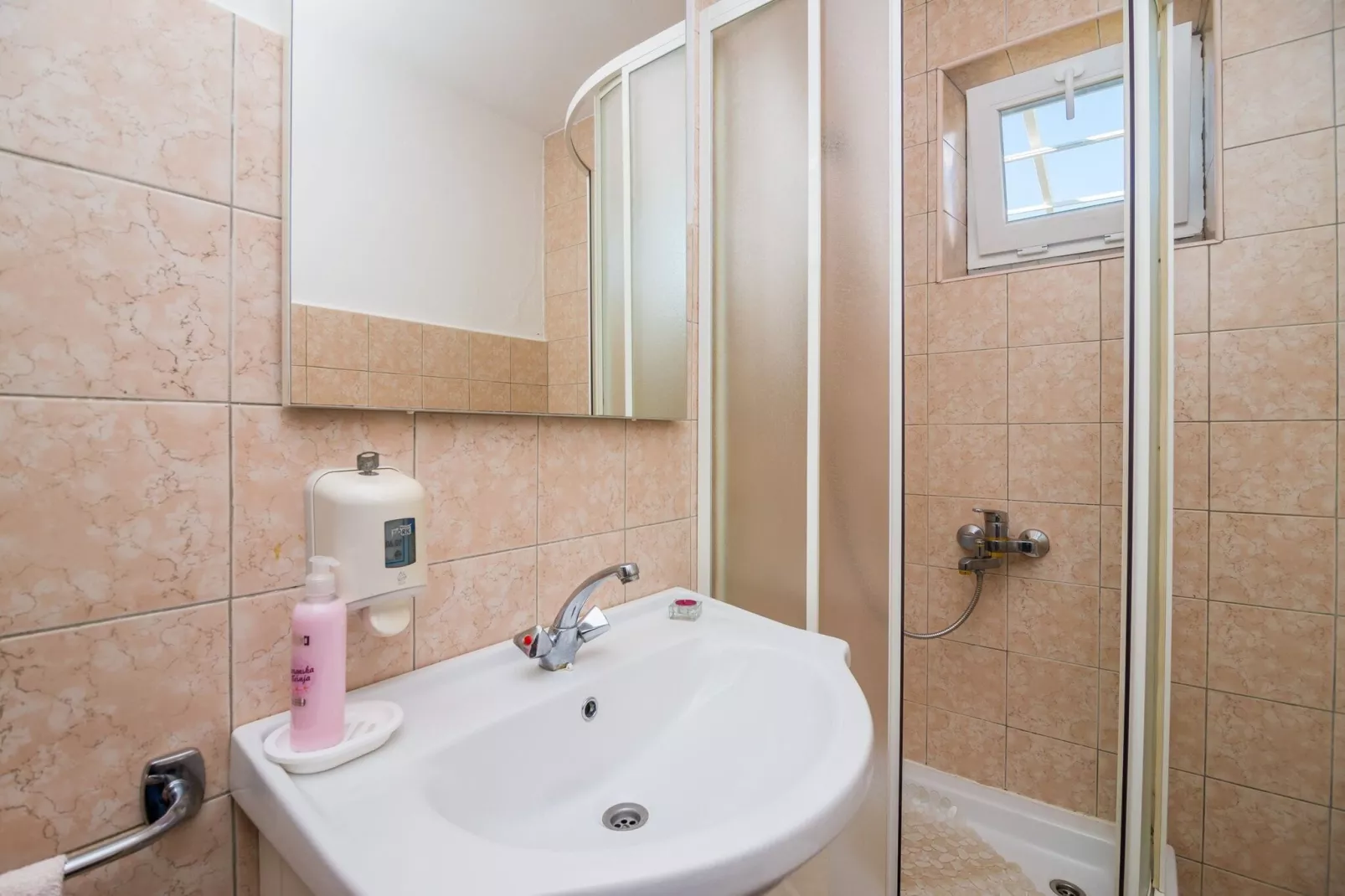 Villa Desin - Three Bedroom Apartment with Terrace and Garden View-Badkamer