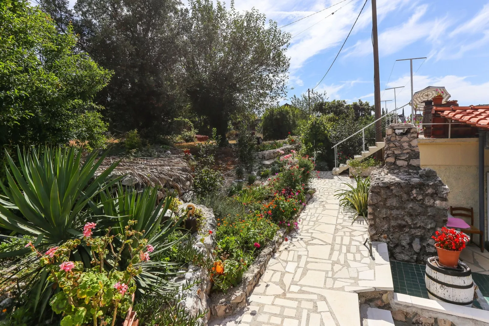 Villa Desin - Three Bedroom Apartment with Terrace and Garden View-Tuinen zomer