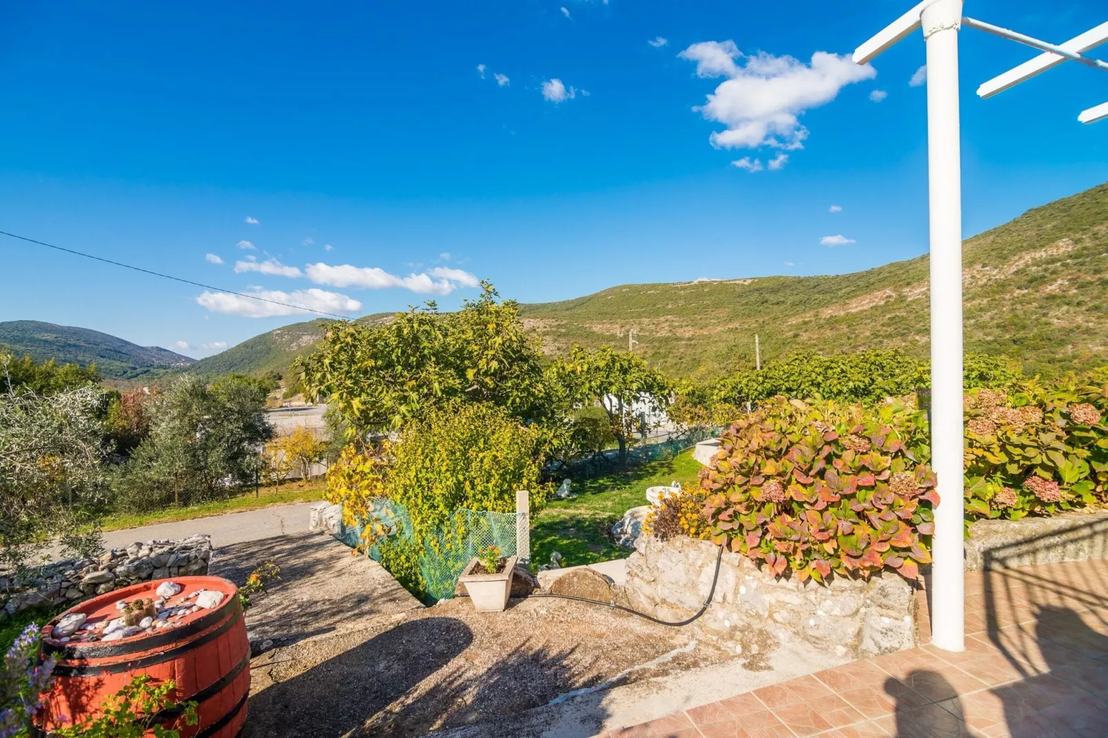 Villa Desin - Three Bedroom Apartment with Terrace and Garden View-Tuinen zomer