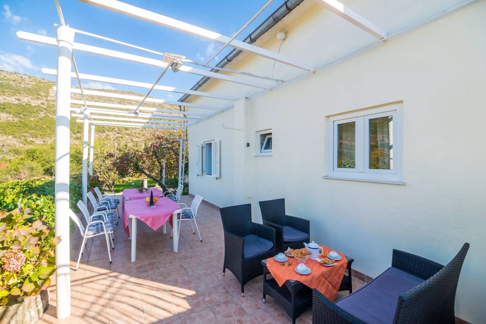 Villa Desin - Three Bedroom Apartment with Terrace and Garden View-Terras