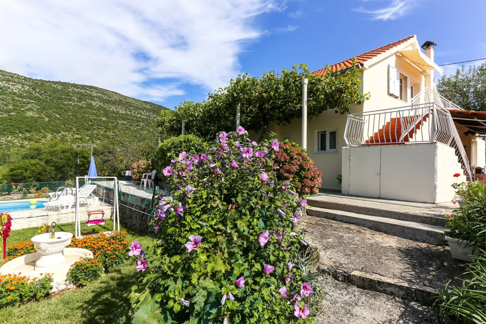 Villa Desin - Three Bedroom Apartment with Terrace and Garden View-Buitenlucht