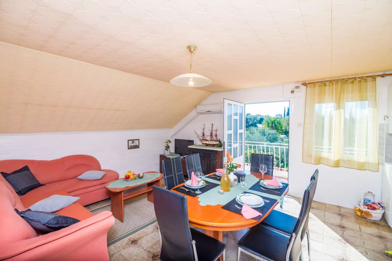 Villa Desin - Three Bedroom Apartment with Terrace and Garden View-Binnen