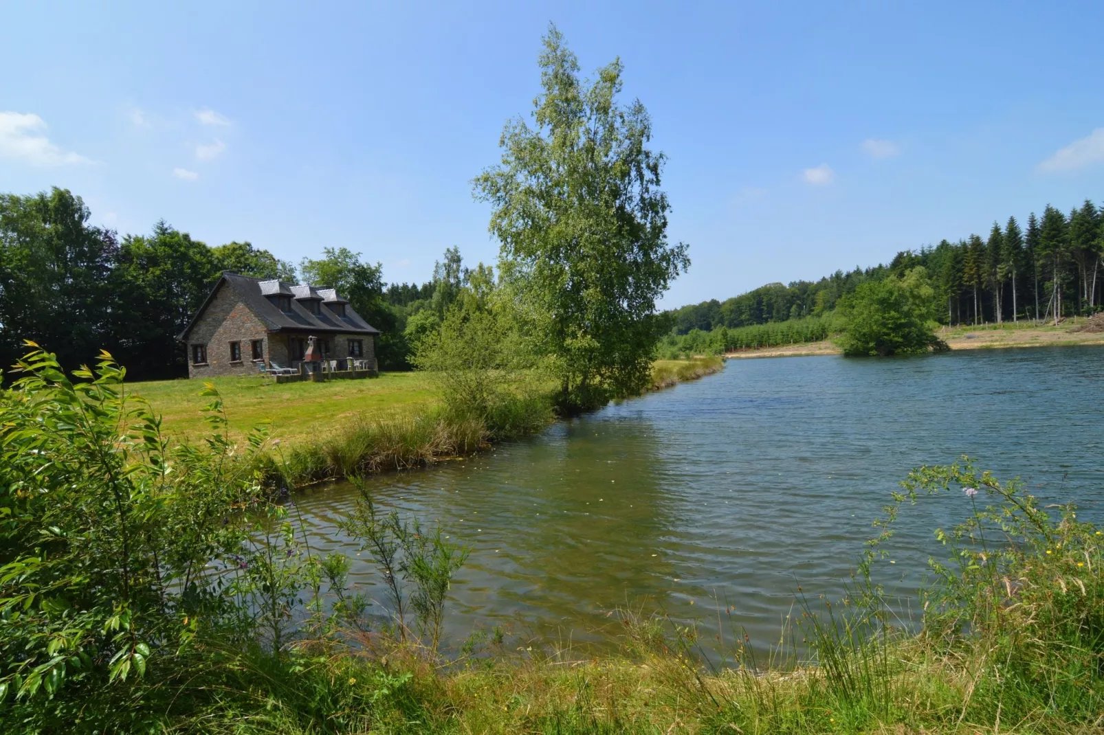 Domaine du Pichoux-Buitenkant zomer