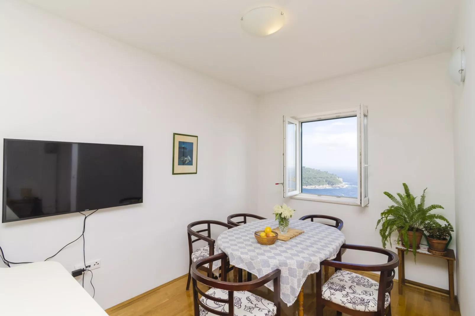Medi Apartment - Two-Bedroom Apartment with Terrace and Sea View-Eetkamer