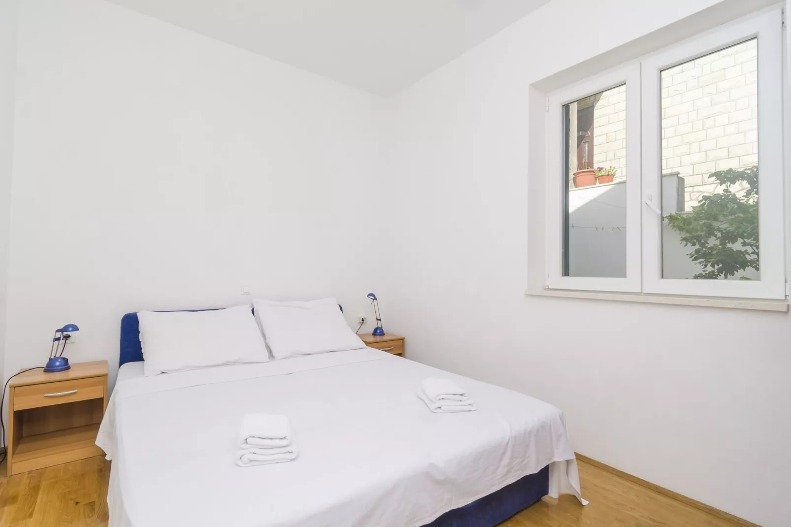 Medi Apartment - Two-Bedroom Apartment with Terrace and Sea View
