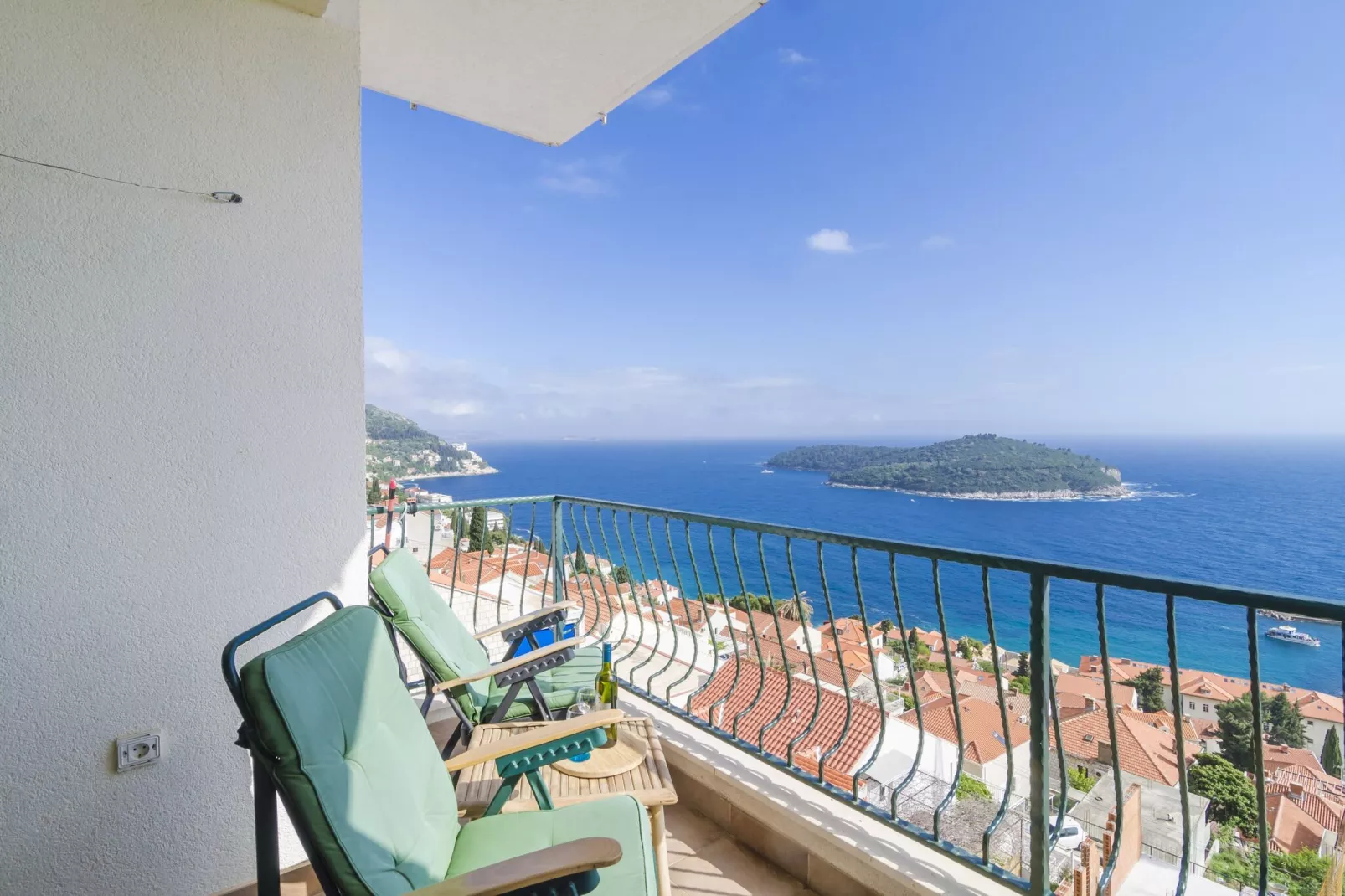 Medi Apartment - Two-Bedroom Apartment with Terrace and Sea View