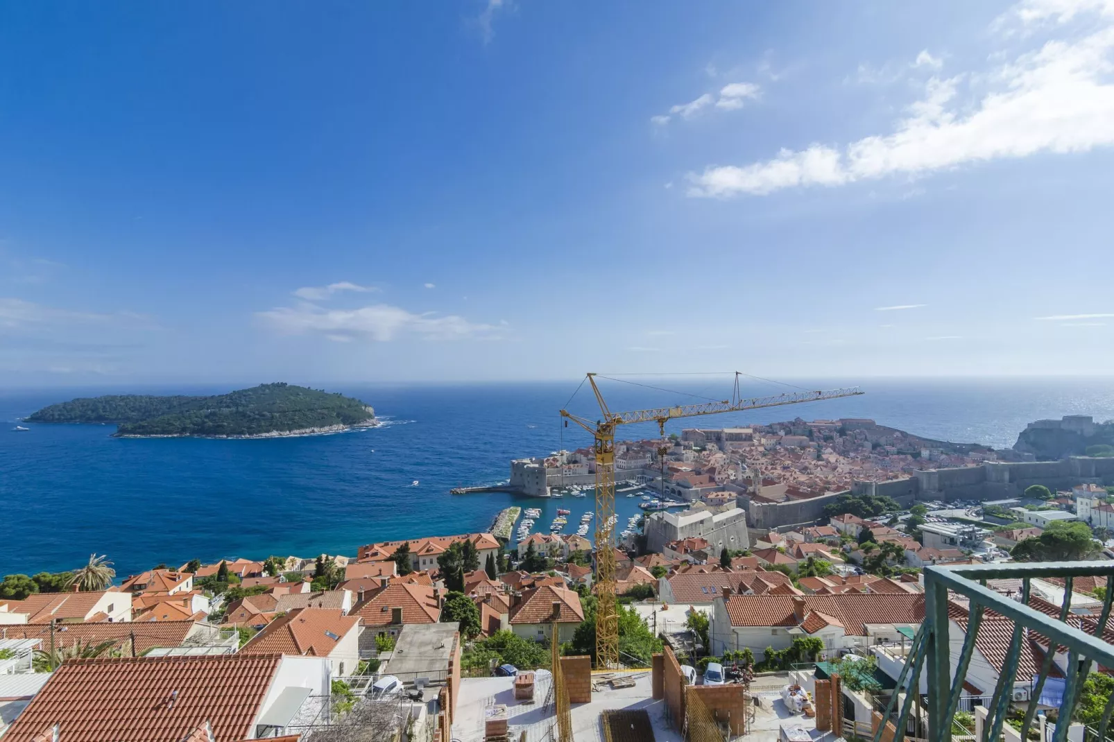 Medi Apartment - Two-Bedroom Apartment with Terrace and Sea View