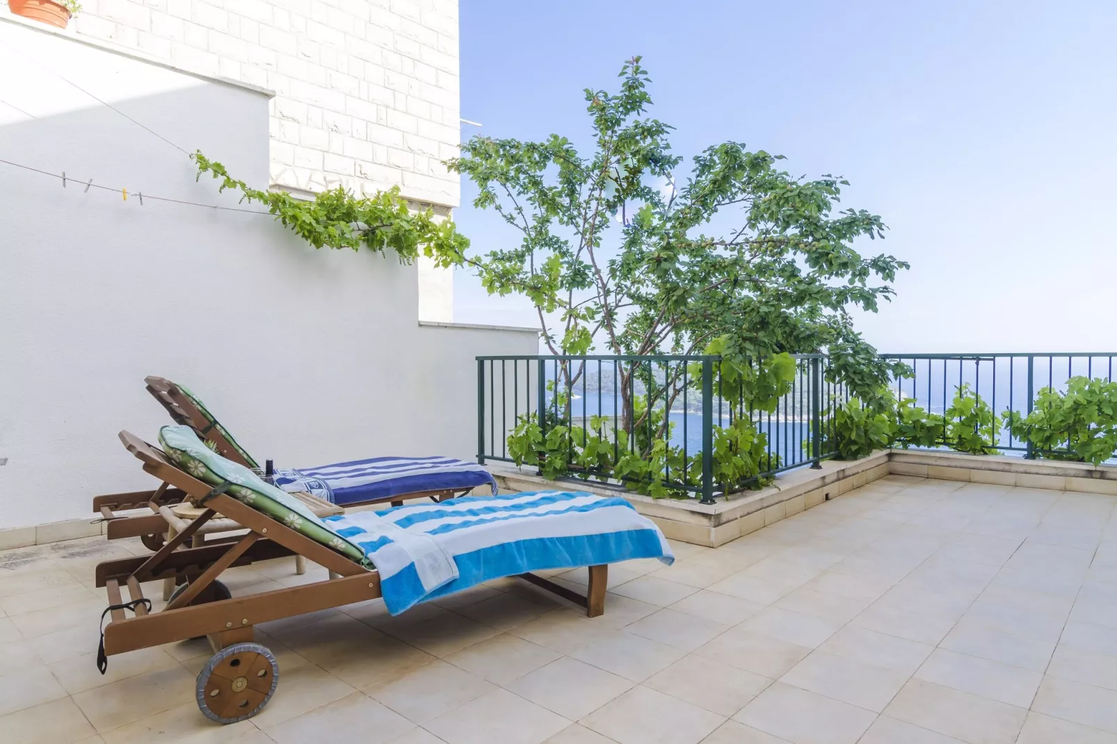 Medi Apartment - Two-Bedroom Apartment with Terrace and Sea View-Terras