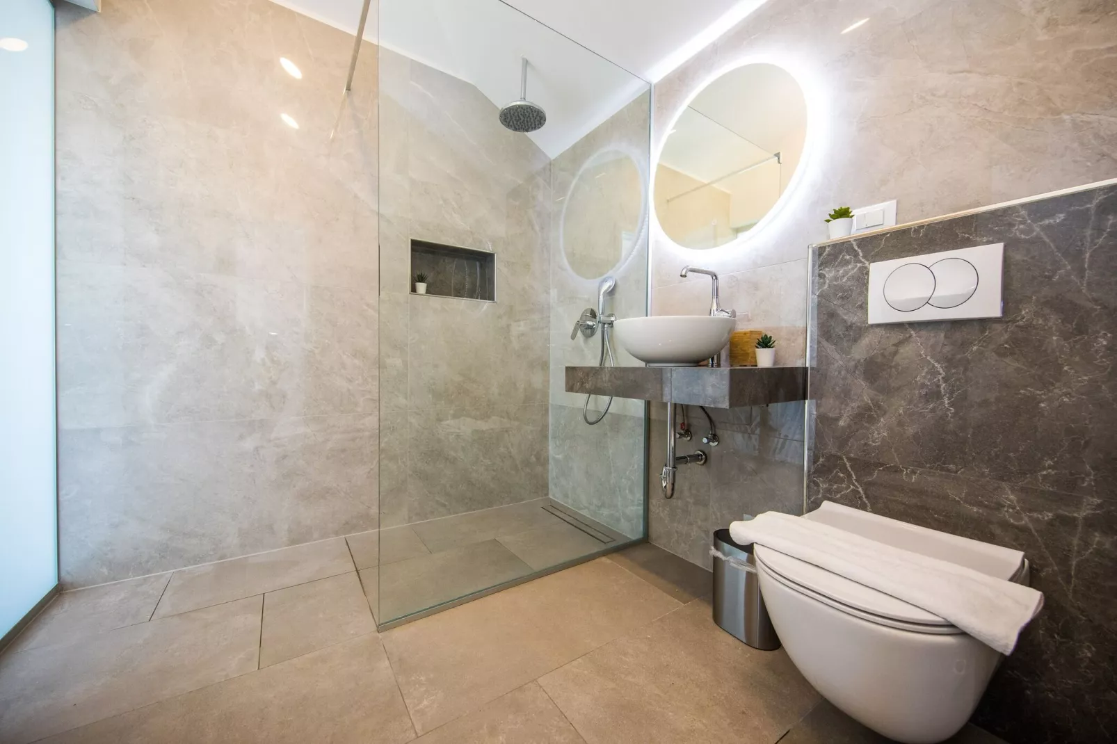 Villa Art Gallery - Six Bedroom Villa with Terrace and Swimming Pool-Badkamer