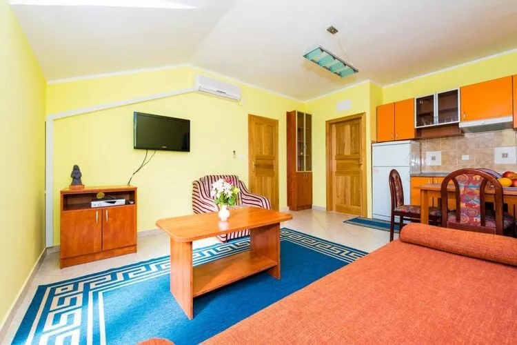 Apartments Azzurro- One Bedroom Apartment with Terrace and Hot Tub ( Azzurro II-gornji)-Woonkamer