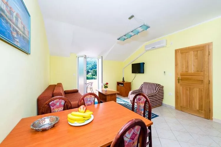 Apartments Azzurro- One Bedroom Apartment with Terrace and Hot Tub ( Azzurro II-gornji)-Eetkamer