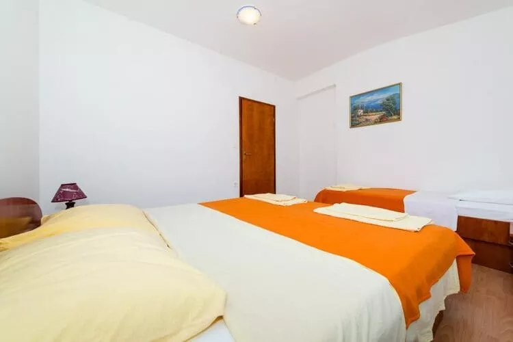 Apartments Azzurro- One Bedroom Apartment with Terrace and Hot Tub ( Azzurro II-gornji)-Slaapkamer