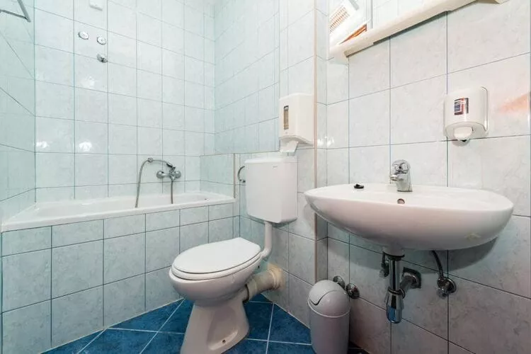 Apartments Azzurro- One Bedroom Apartment with Terrace and Hot Tub ( Azzurro II-gornji)-Badkamer