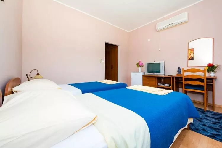 Apartments Azzurro- Three Bedroom Apartment with Terrace and Hot Tub ( Azzurro I-donji)-Slaapkamer