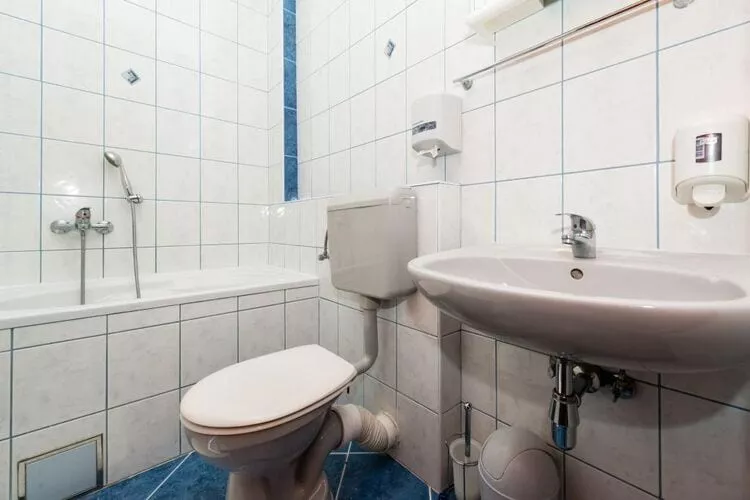 Apartments Azzurro- Three Bedroom Apartment with Terrace and Hot Tub ( Azzurro I-donji)-Badkamer