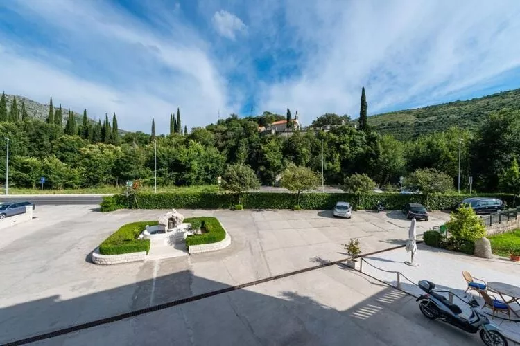 Apartments Azzurro- Three Bedroom Apartment with Terrace and Hot Tub ( Azzurro I-donji)-Parkeerplaats