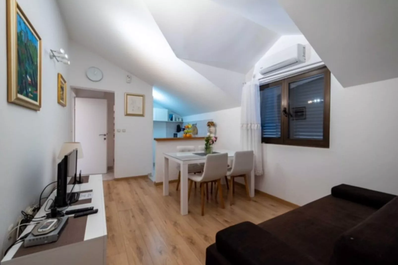 Guest House Kono - One-Bedroom Apartment with Patio and Sea View - Marka Gjaje Street-Woonkamer