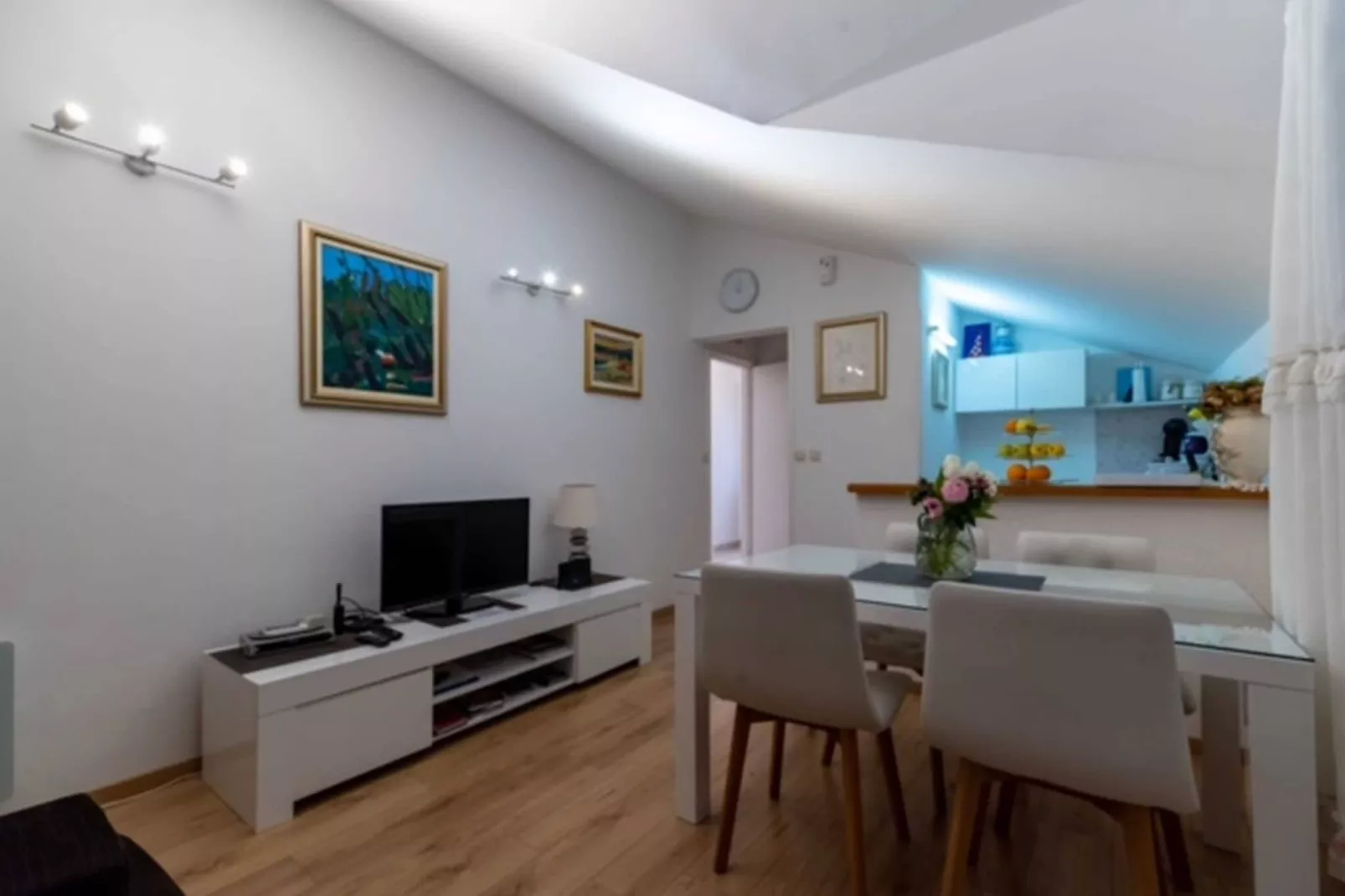 Guest House Kono - One-Bedroom Apartment with Patio and Sea View - Marka Gjaje Street-Eetkamer