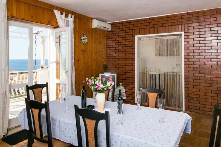 Apartment Angelina - Three Bedroom Apartment with Balcony and Sea View-Eetkamer