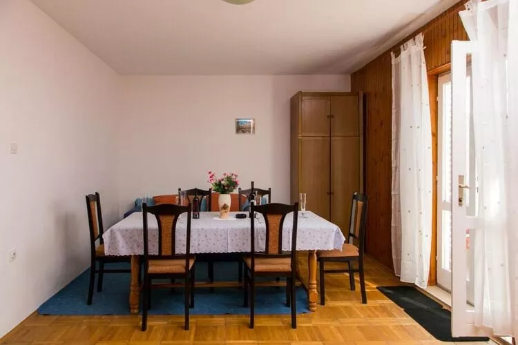 Apartment Angelina - Three Bedroom Apartment with Balcony and Sea View-Eetkamer