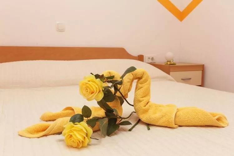 Apartments Pojko - One-Bedroom Apartment with Terrace (Yellow)-Slaapkamer