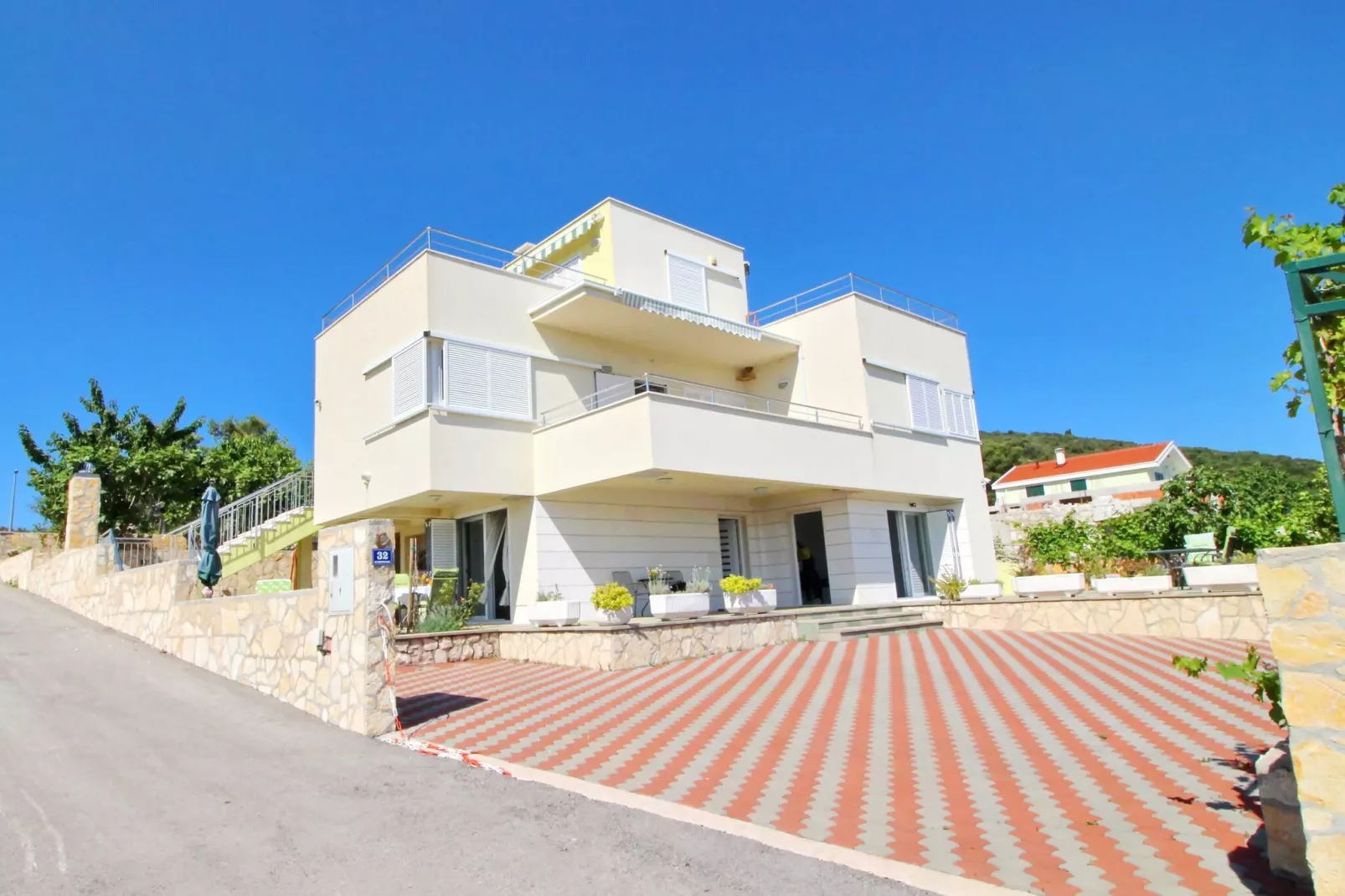 Apartments Gusti - Studio Apartment with Terrace and Sea View
