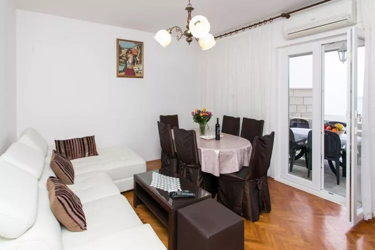 Apartment Debos - One-Bedroom Apartment with Balcony and Sea View-Woonkamer