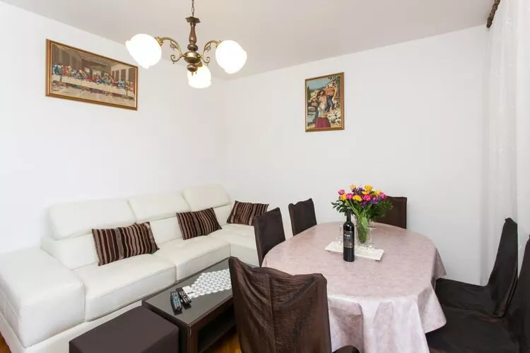 Apartment Debos - One-Bedroom Apartment with Balcony and Sea View-Woonkamer