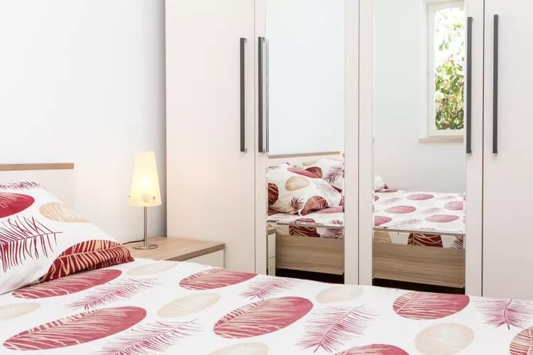Apartment Debos - One-Bedroom Apartment with Balcony and Sea View-Slaapkamer