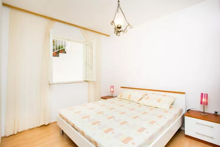 Apartment Debos - One-Bedroom Apartment with Balcony and Sea View-Slaapkamer
