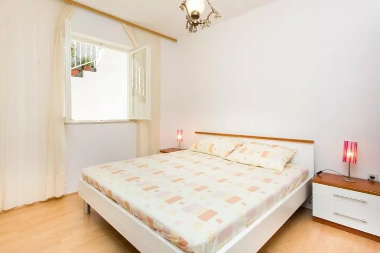 Apartment Debos - One-Bedroom Apartment with Balcony and Sea View-Slaapkamer