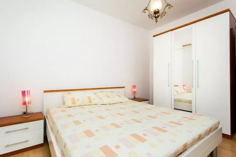 Apartment Debos - One-Bedroom Apartment with Balcony and Sea View-Slaapkamer