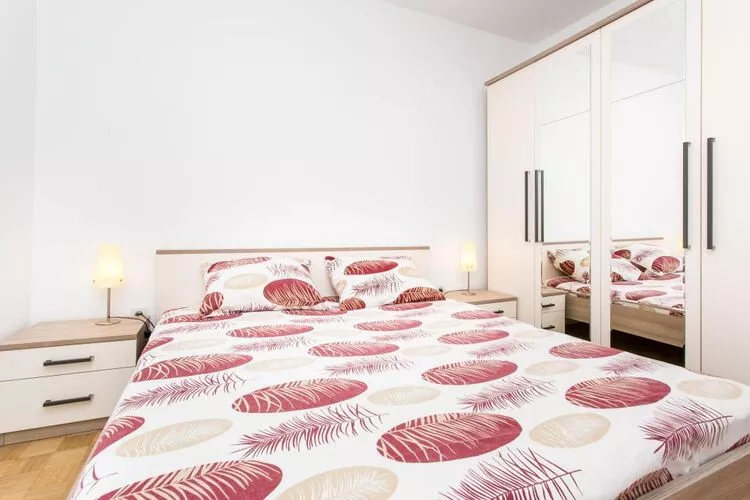 Apartment Debos - One-Bedroom Apartment with Balcony and Sea View-Slaapkamer