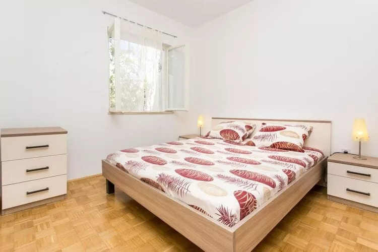 Apartment Debos - One-Bedroom Apartment with Balcony and Sea View-Slaapkamer