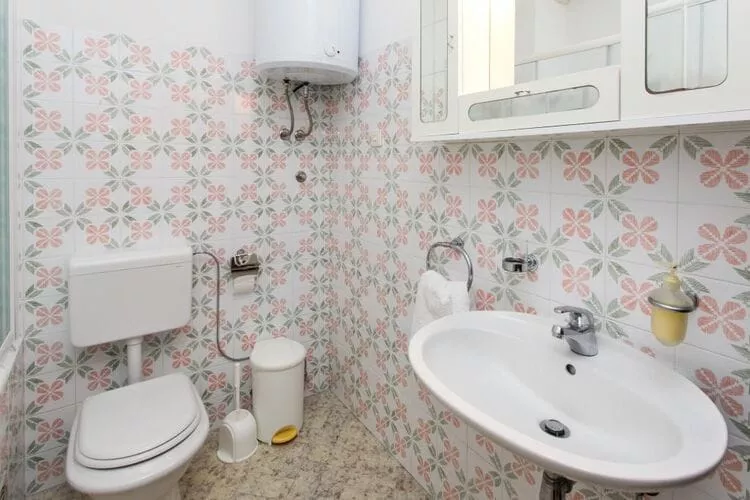 Apartment Debos - One-Bedroom Apartment with Balcony and Sea View-Badkamer