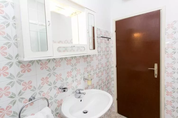 Apartment Debos - One-Bedroom Apartment with Balcony and Sea View-Badkamer