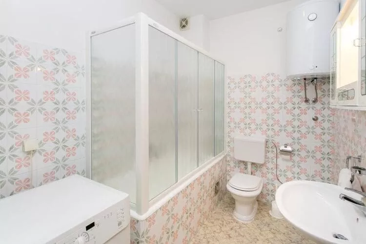 Apartment Debos - One-Bedroom Apartment with Balcony and Sea View-Badkamer