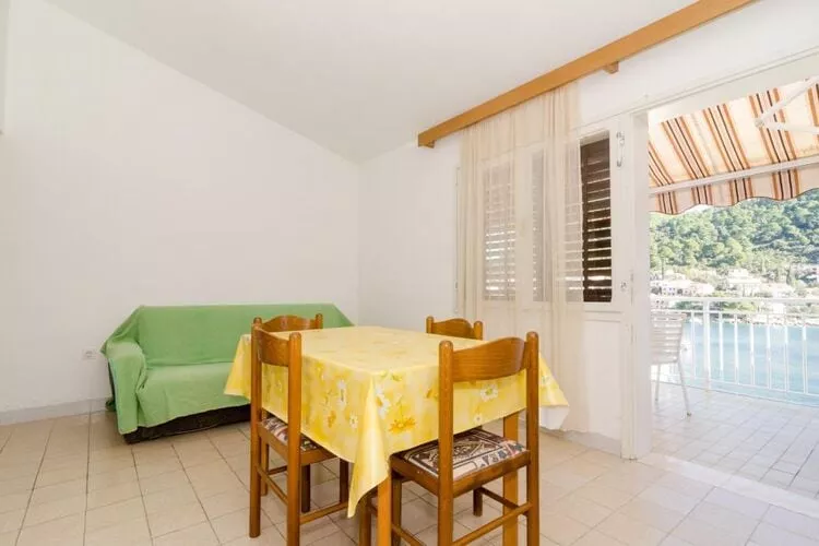 Apartments Kuzma - One-Bedroom Apartment with Balcony and Sea View-Eetkamer