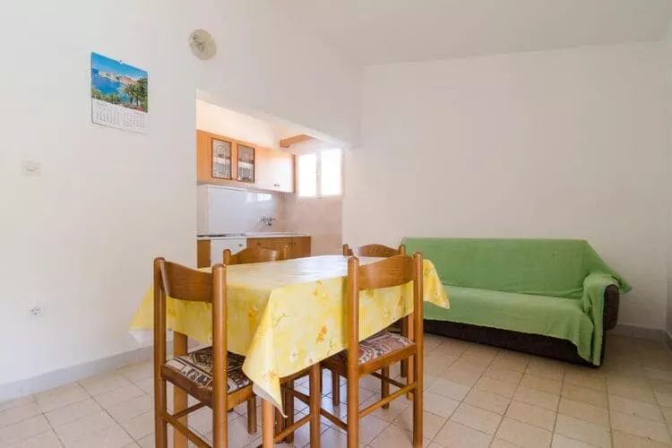 Apartments Kuzma - One-Bedroom Apartment with Balcony and Sea View-Eetkamer