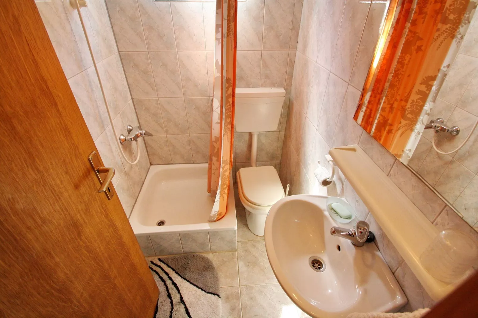 Apartments Lemeš - One Bedroom Apartment with Garden View Apt4-Badkamer