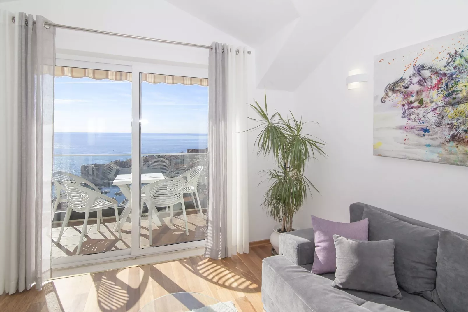 Apartments Isabora - Comfort Three-Bedroom Apartment with Balcony and Sea View (Second Floor)-Woonkamer