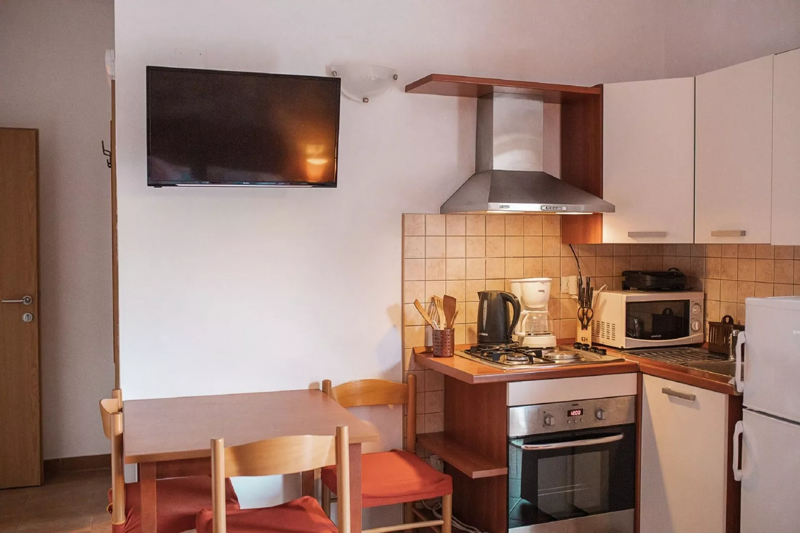 Apartments Senjo - Studio Apartment with Balcony and Garden View (Apartman 5)-Keuken